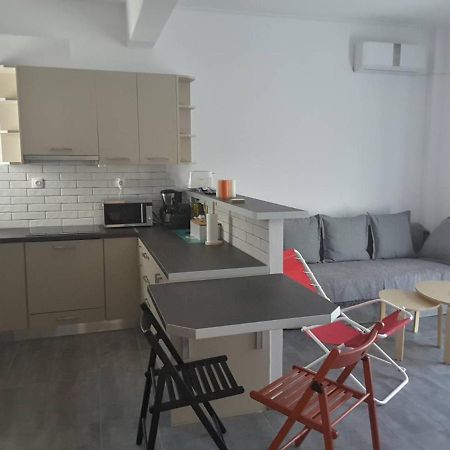 Seaview Apartment In Theheart Of Loutraki Kültér fotó